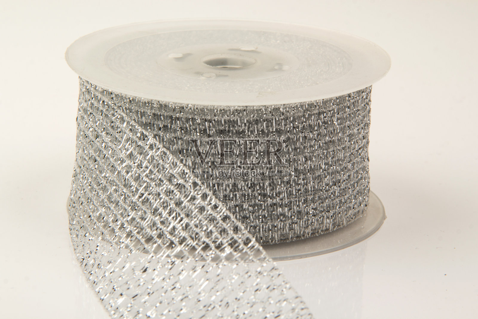 白色背景的大线轴缎带照片摄影图片