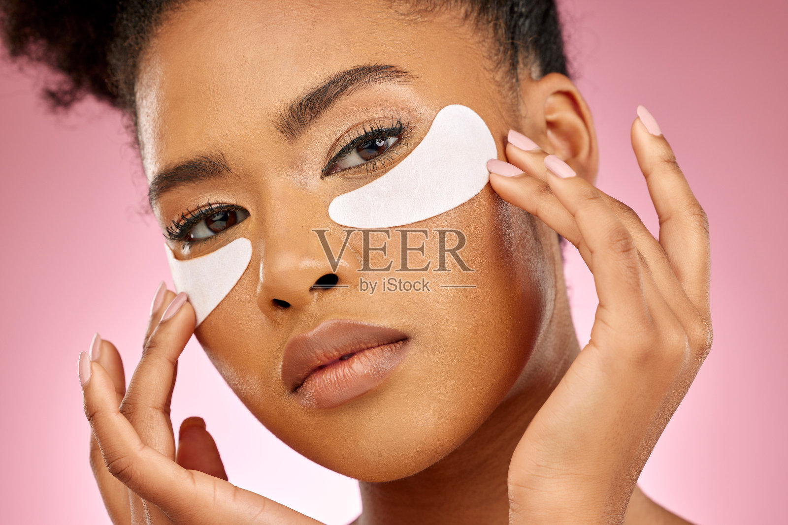 女人，工作室和眼睛垫，包和肖像与美容，化妆品和产品的皮肤粉红色的背景。少女、模特及面部自我护理配合双手、自然护肤及美容养生照片摄影图片