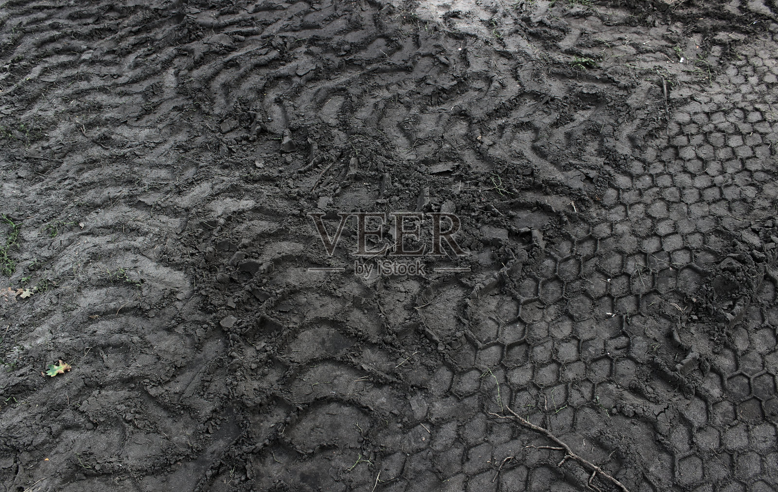 地面上布满了从不同方向行驶的重型车辆的轮胎留下的痕迹照片摄影图片