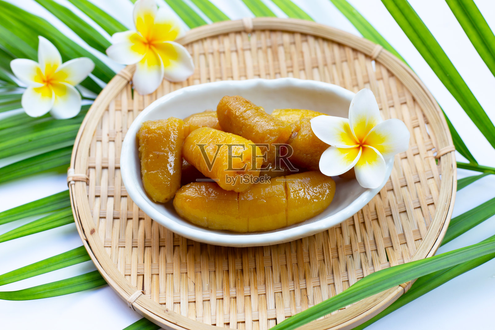 香蕉在糖浆。甜的甜点照片摄影图片