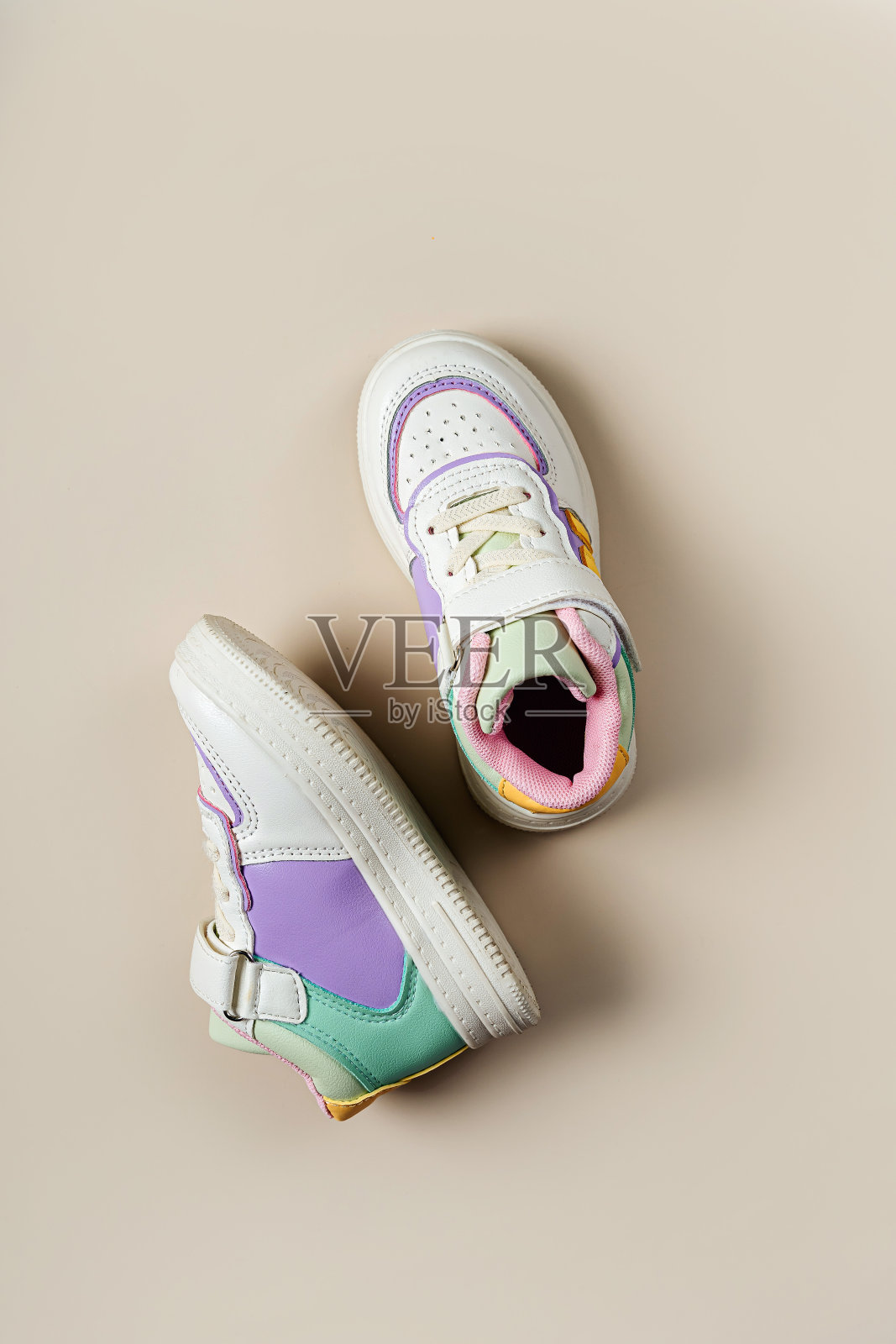 婴儿的运动鞋。一套婴儿服装和配件的春天或秋天。时尚的孩子。平铺，俯视图照片摄影图片