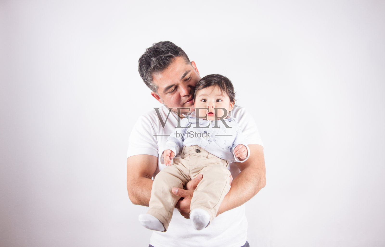 爸爸抱着孩子的照片。照片摄影图片