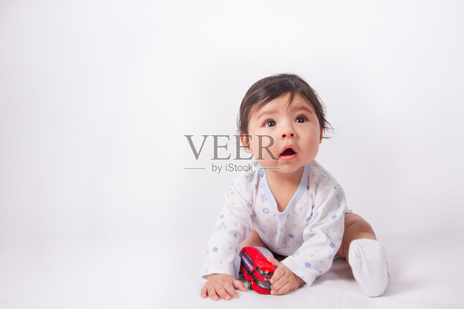 宝宝玩耍的漂亮照片。照片摄影图片