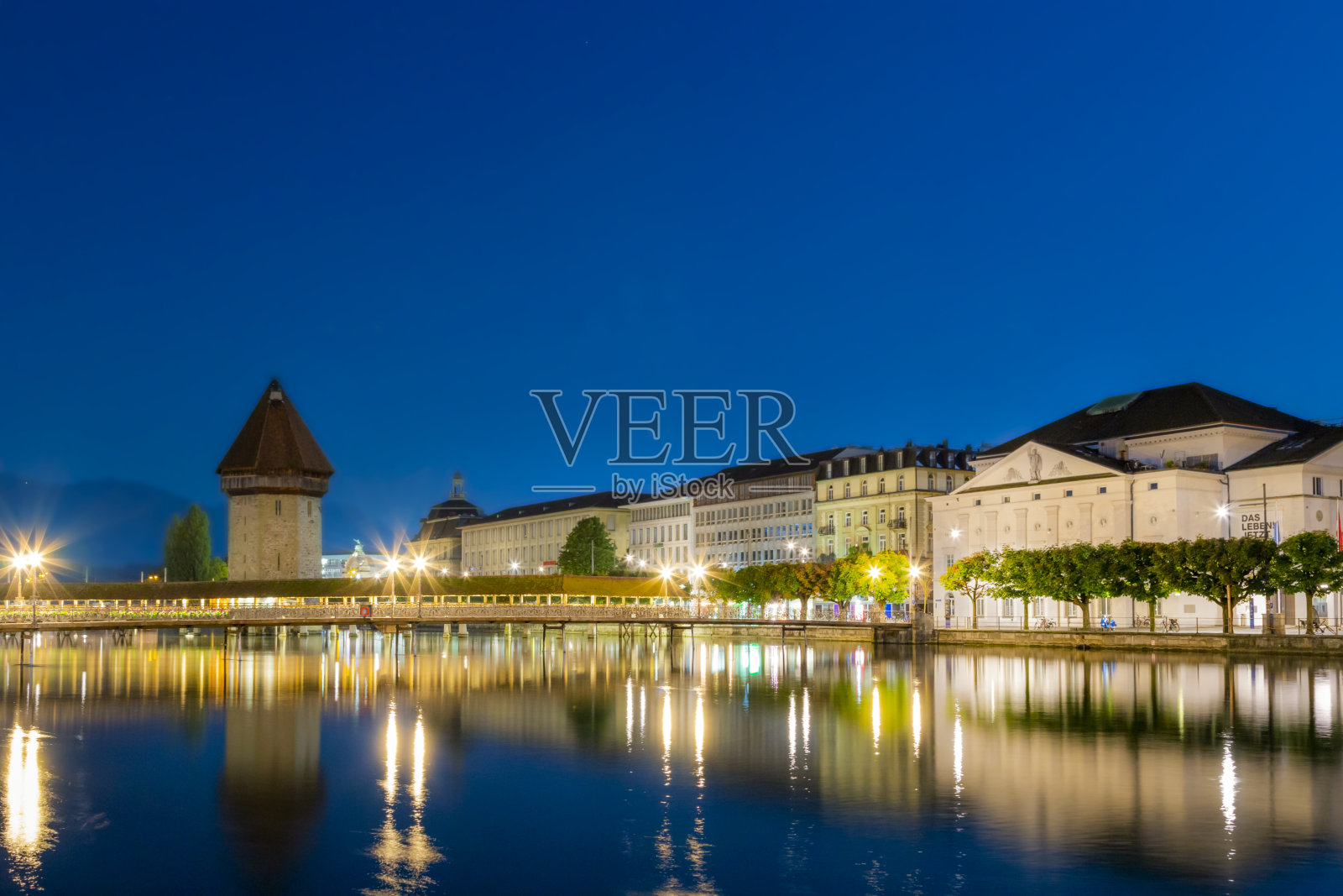 美丽的夜间摄影湖与反射在平静的蓝色的水照片摄影图片