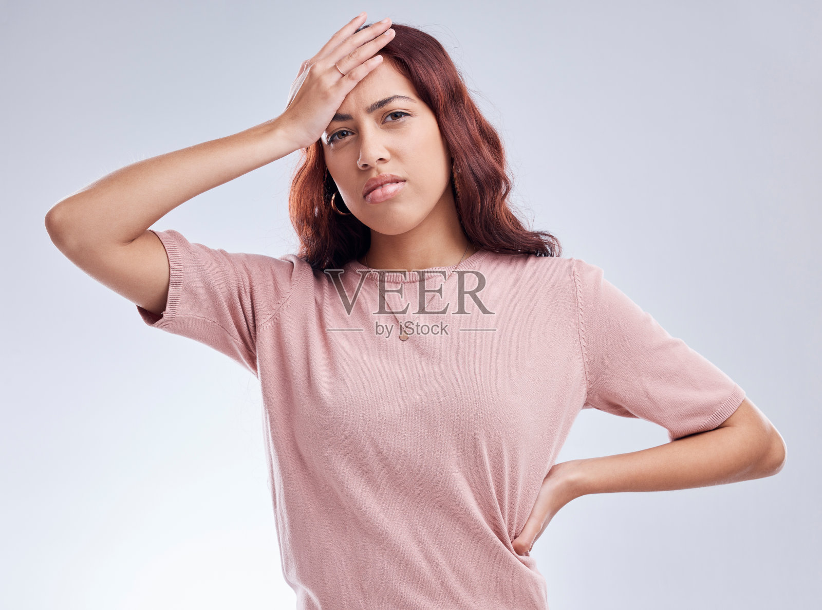 错误，遗憾和年轻女子在工作室用手捂着头焦虑，压力或恐慌。一个女性模特的肖像，在白色的背景上，怀疑，消极的心态和问题或失败照片摄影图片