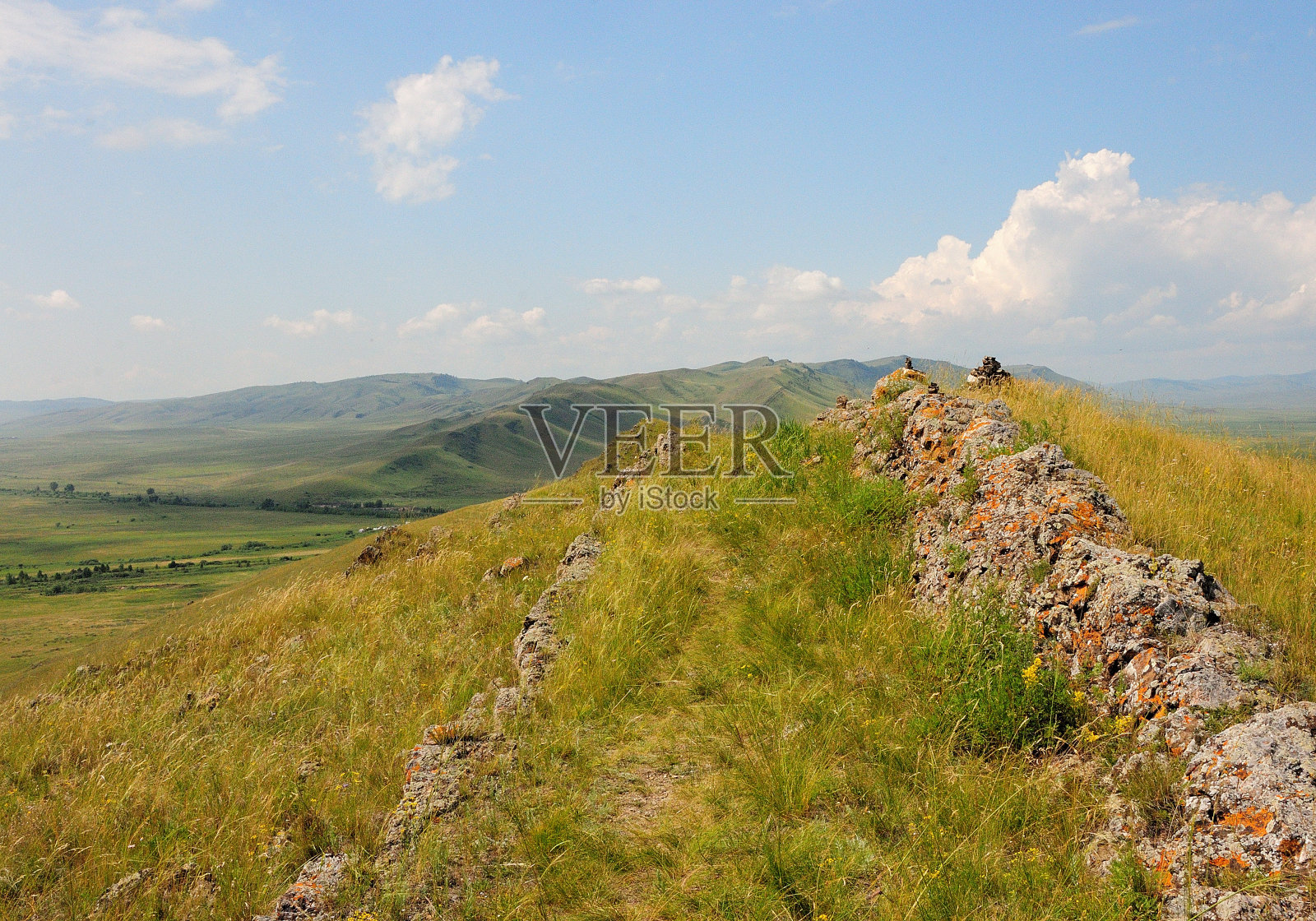 在一个晴朗的阳光明媚的日子里，从山顶俯瞰山谷。照片摄影图片