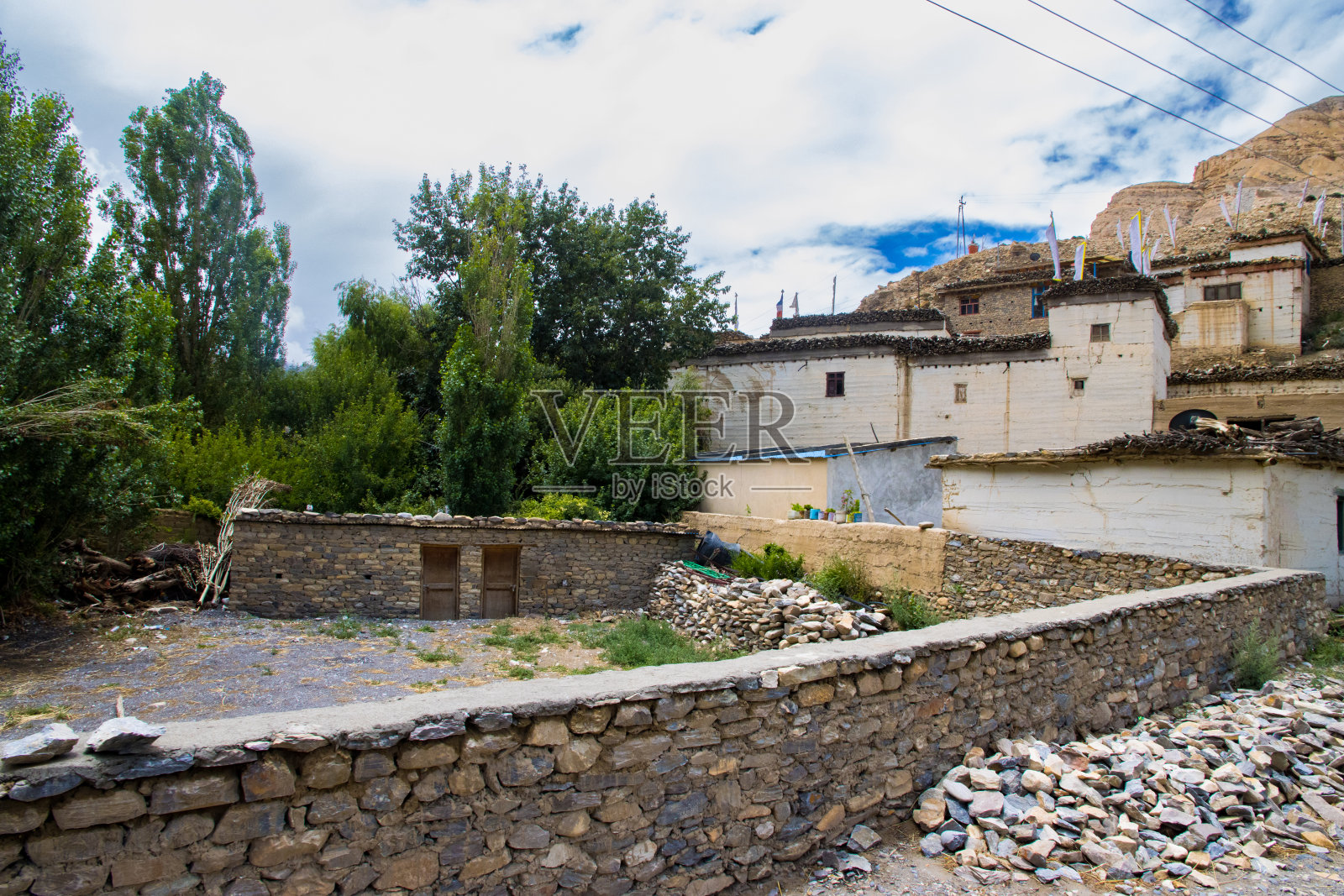 美丽的Chhusang又名Chuksang村，位于尼泊尔喜马拉雅山脉的上Mustang照片摄影图片