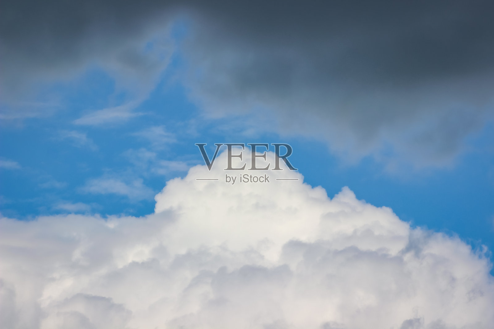 光明和黑暗的天空相遇照片摄影图片