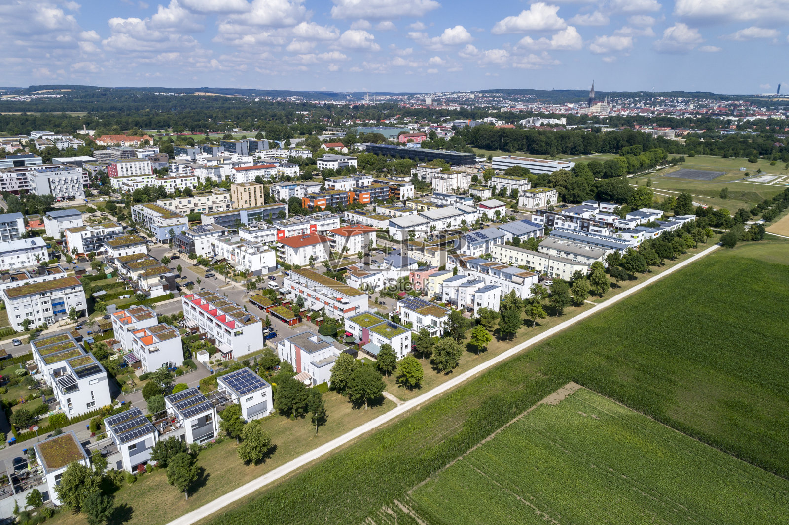 从上面看房子和绿色的田野照片摄影图片