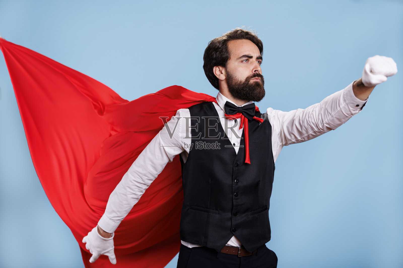 披风飘飘的强大男人照片摄影图片