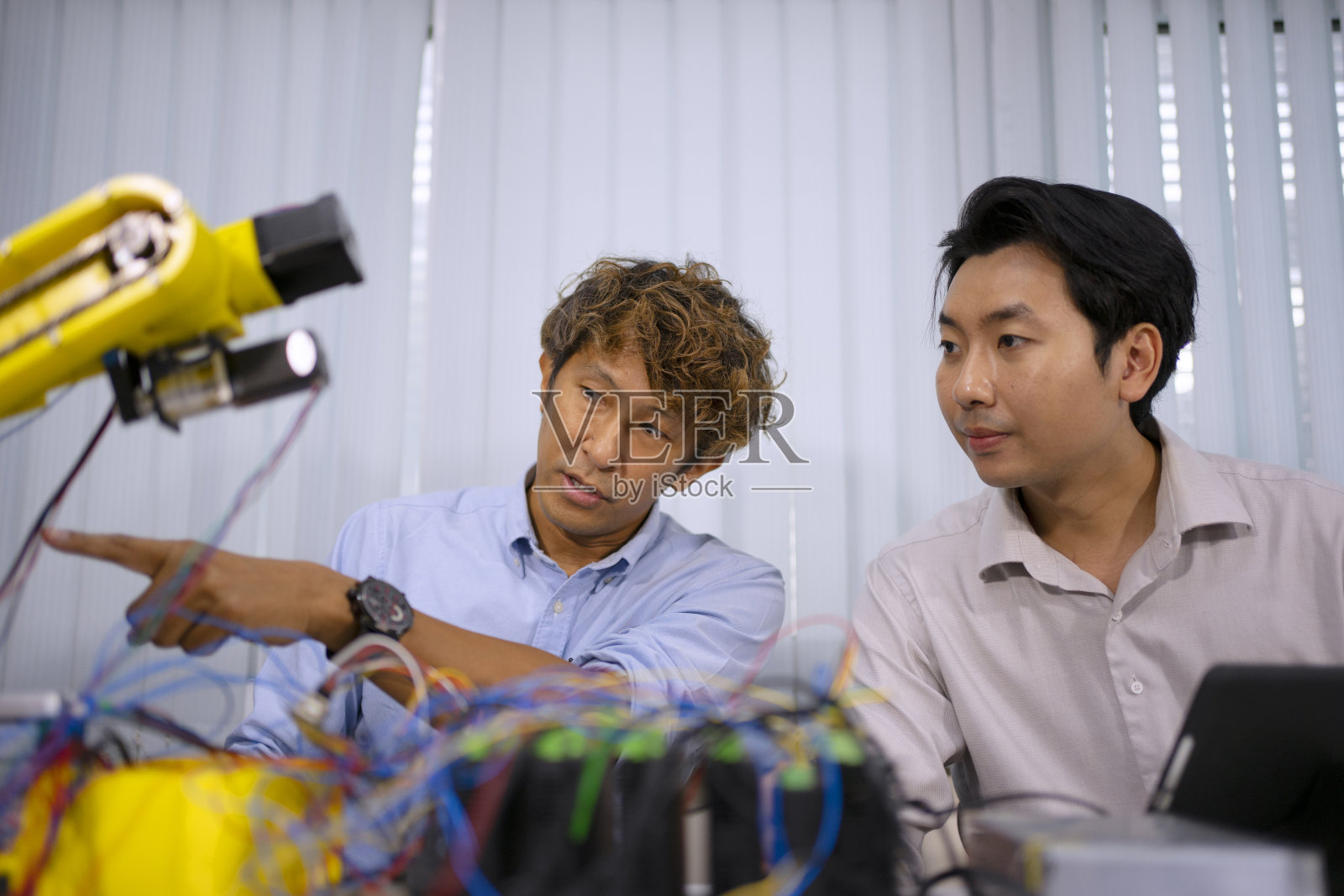 工程师们为发明而工作。照片摄影图片