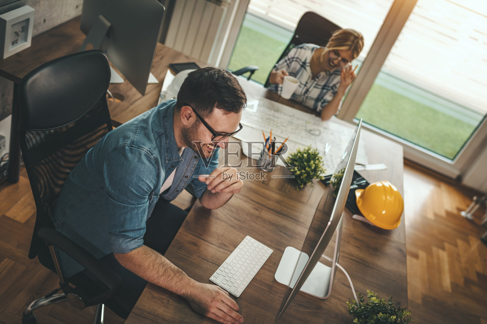 他是给团队带来幽默的人照片摄影图片