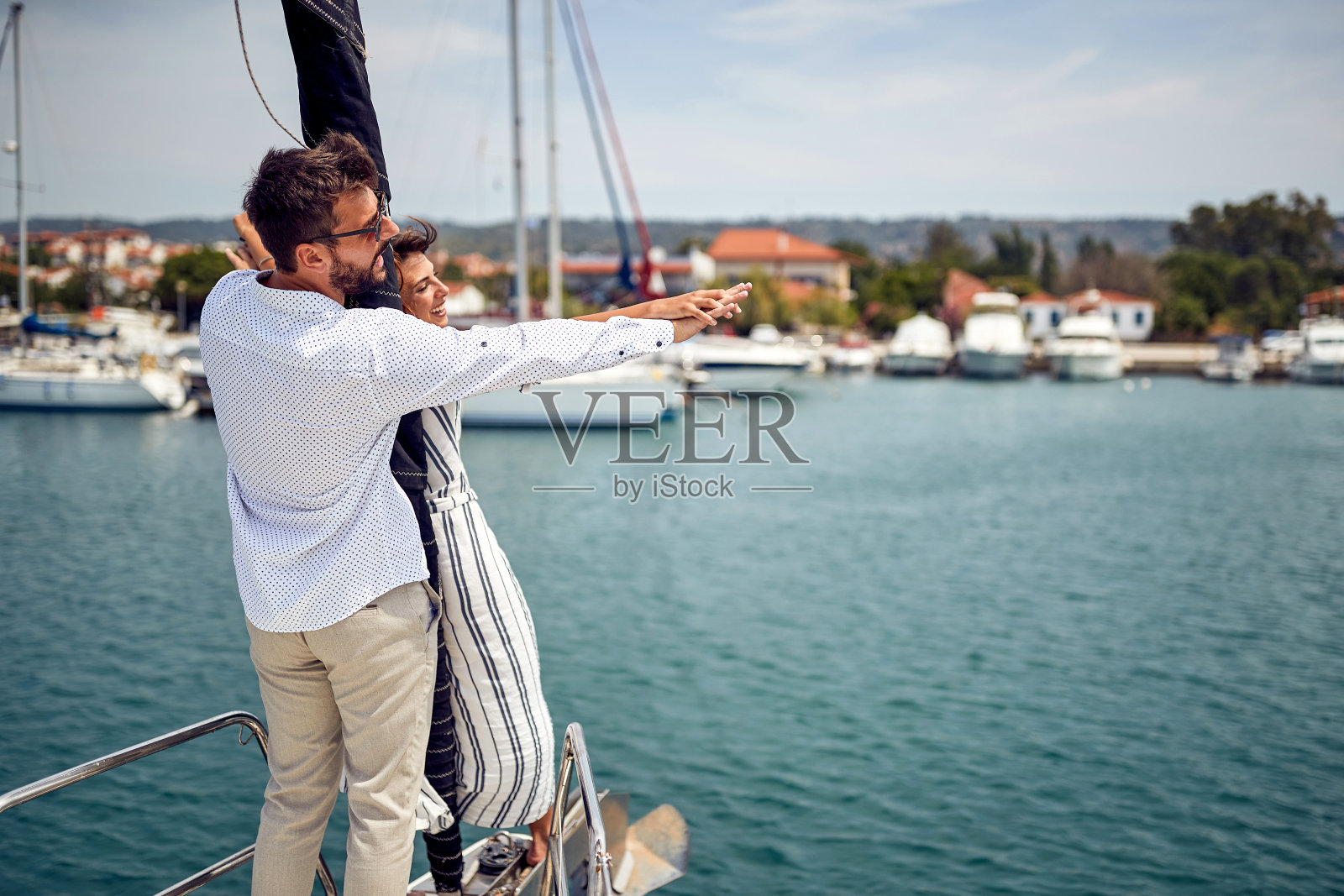 现代富有的夫妇一起巡游照片摄影图片