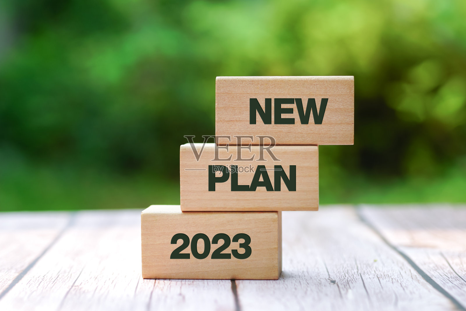 2023新年目标，目标，行动，计划，想法，灵感，概念，单词新计划2023在自然背景上的木块。照片摄影图片