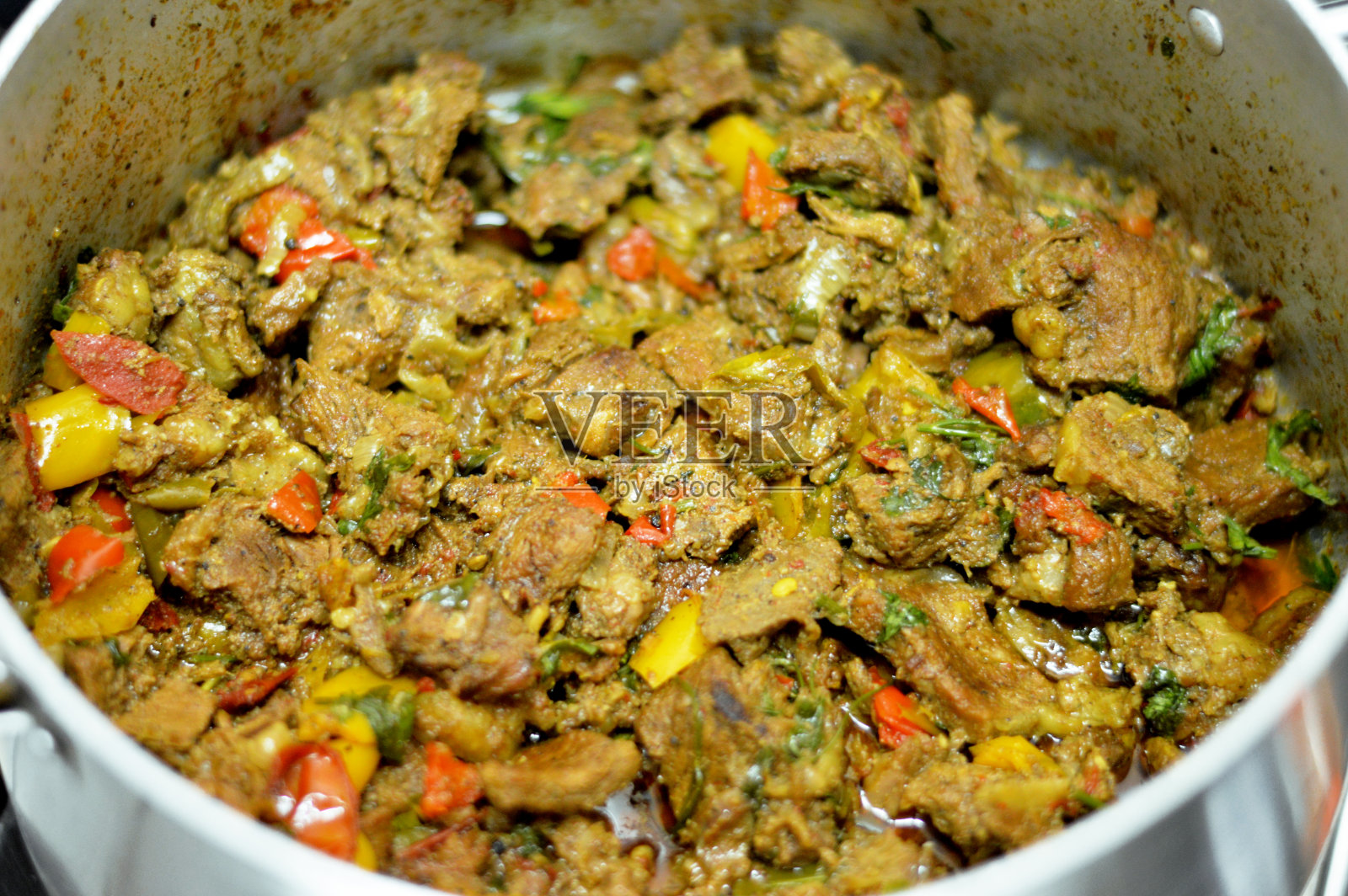 中东风味牛肉沙瓦玛，配香料辣椒和彩色甜椒照片摄影图片