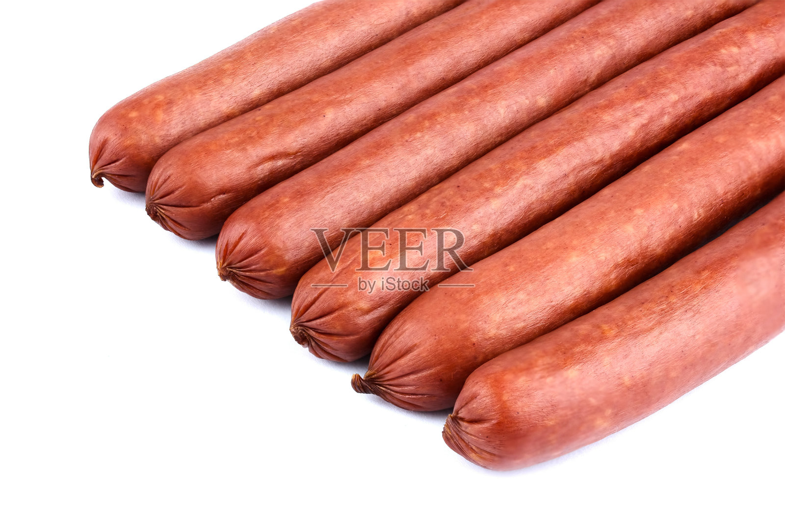 香肠被隔离在白色的背景上。照片摄影图片