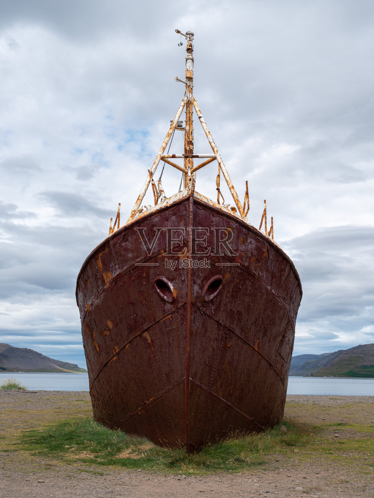 冰岛西峡湾Patrekfjordur的garar ba64船残骸照片摄影图片