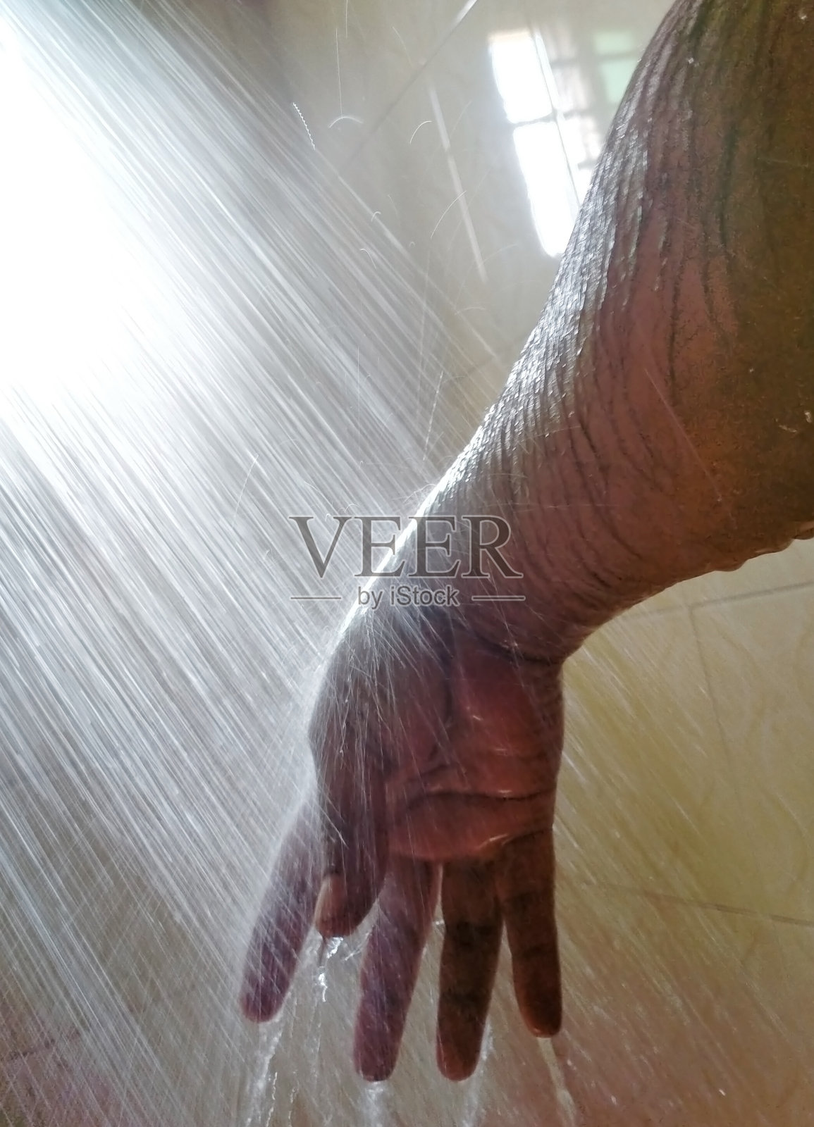 水滴在手上照片摄影图片