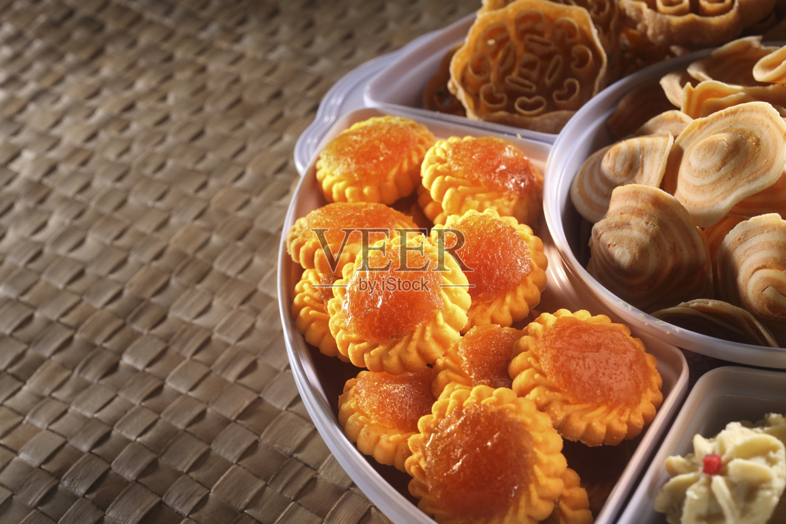 在格子垫上的菠萝挞和其他饼干的特写照片摄影图片