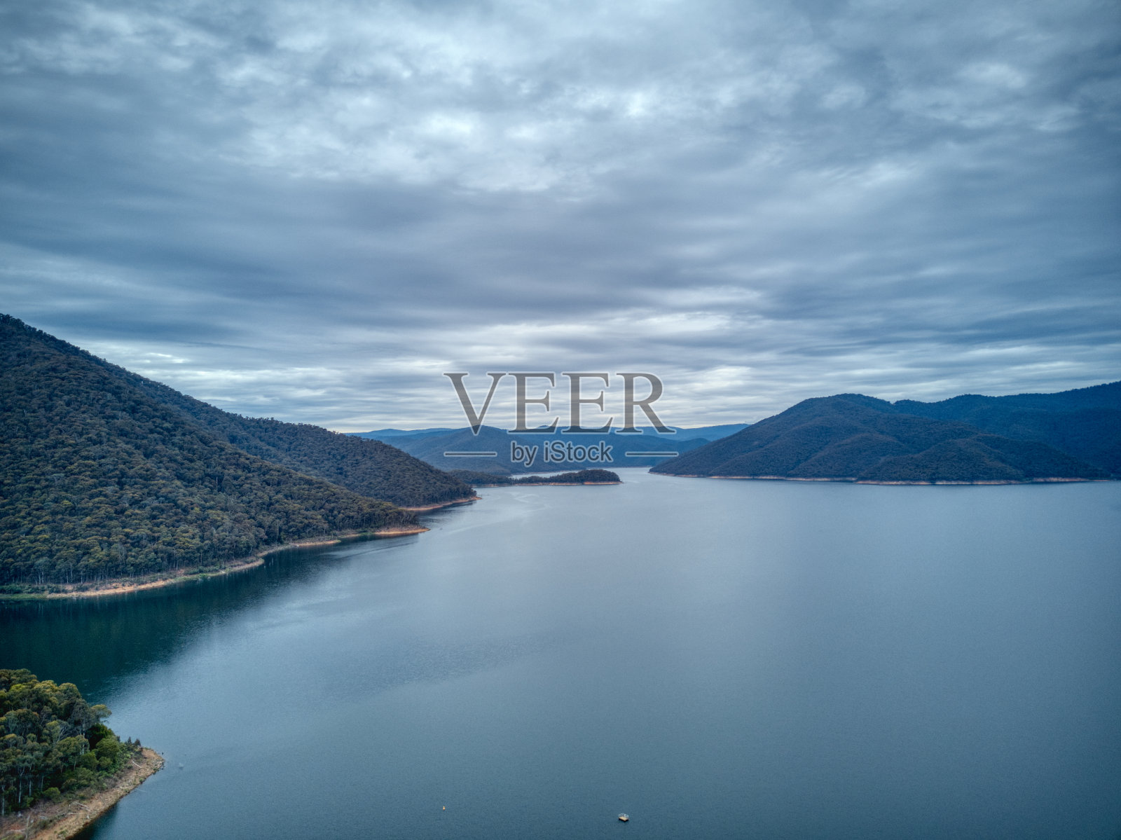 达特茅斯湖的鸟瞰图，维多利亚州，澳大利亚。2021年11月。它是墨累河系统中容量最大的储存库，当时已满85%。照片摄影图片