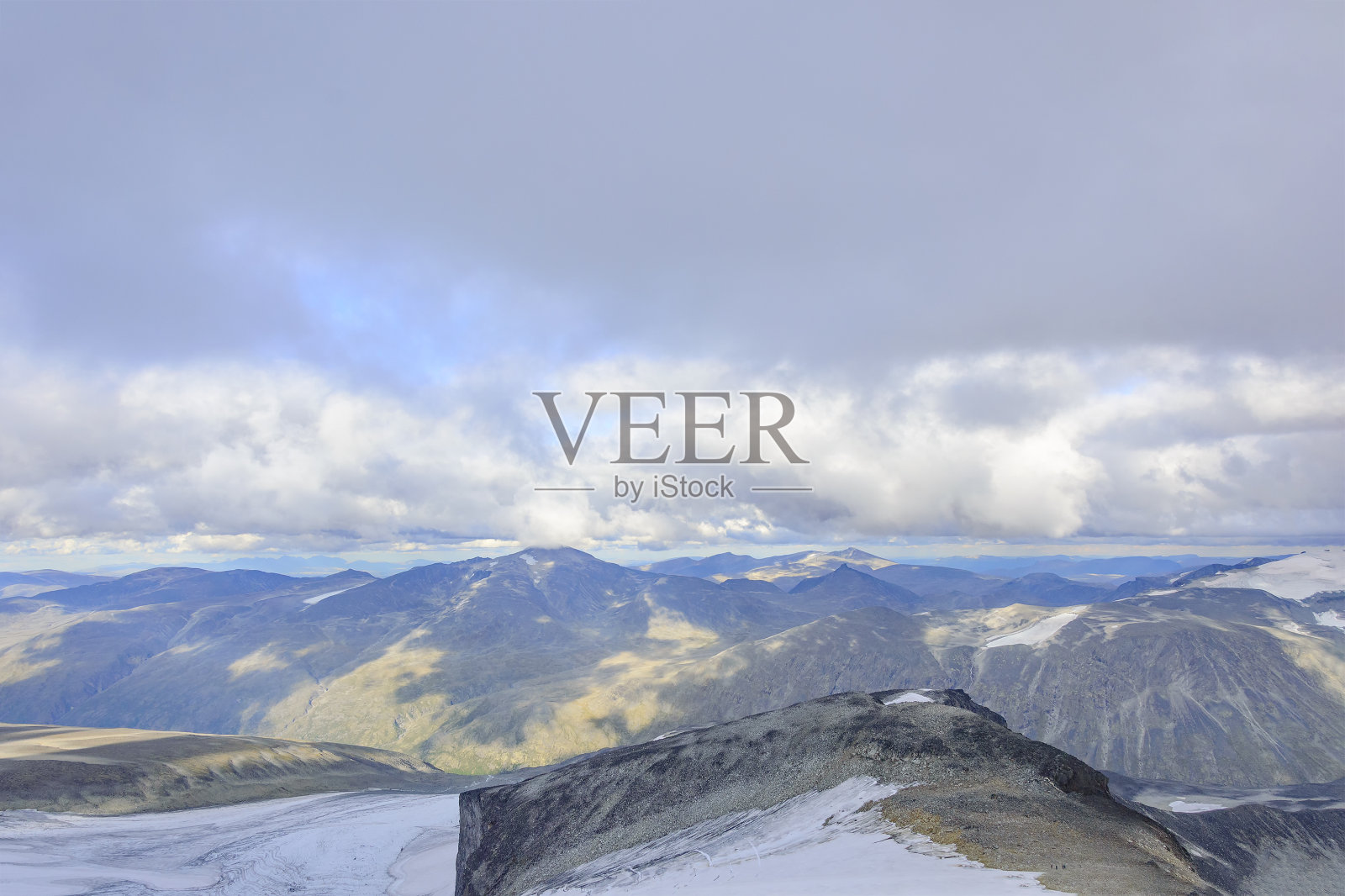 从Galdhopiggen山上俯瞰挪威Jotunheimen国家公园的山景。照片摄影图片