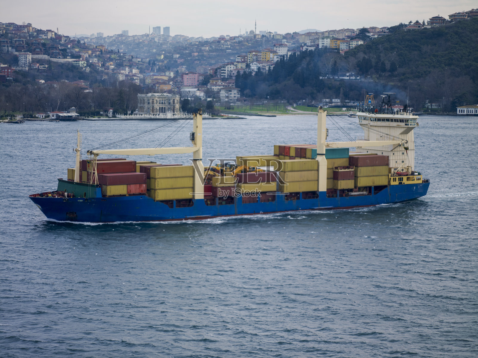 博斯普鲁斯海峡的大货船。照片摄影图片