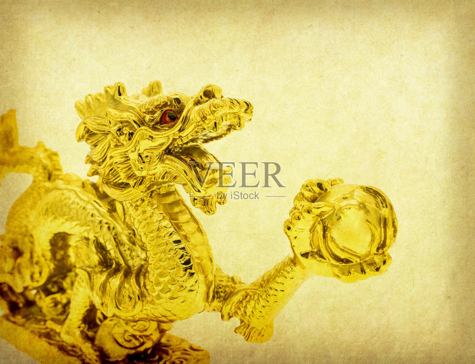 传统的黄金中国龙雕像在旧纸背景照片摄影图片