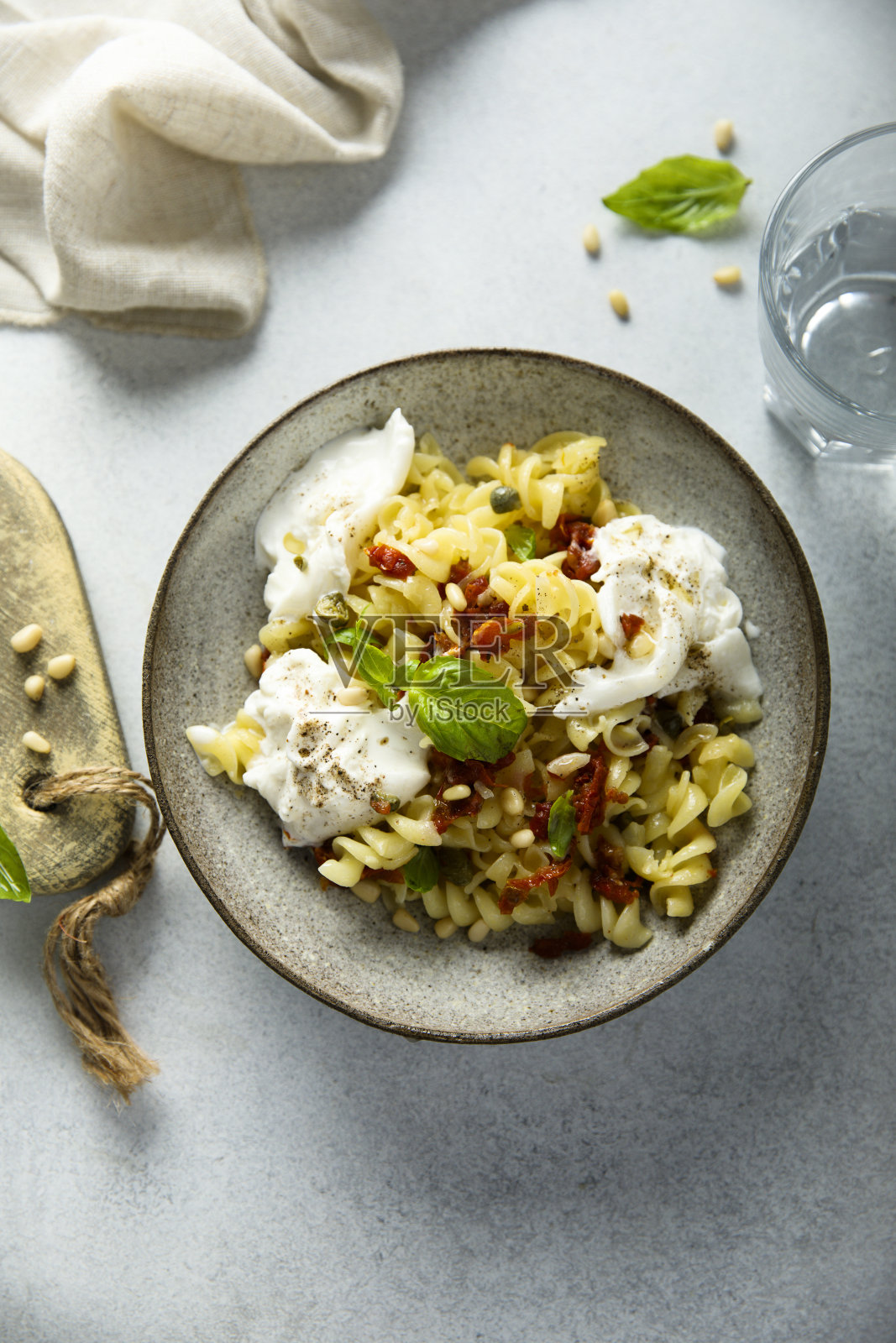 意大利面加奶酪和西红柿照片摄影图片