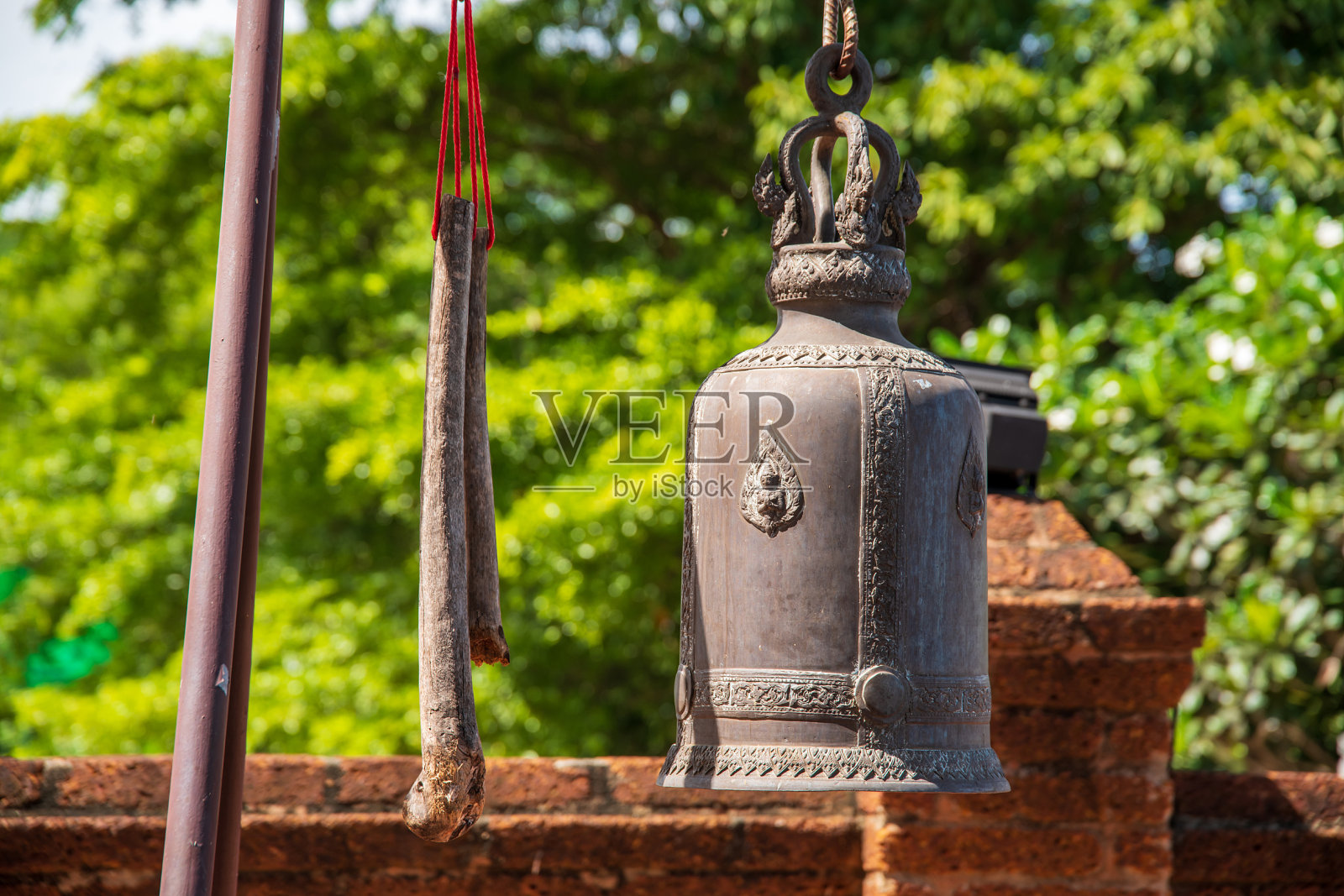 大城府一座寺庙里的圣钟照片摄影图片