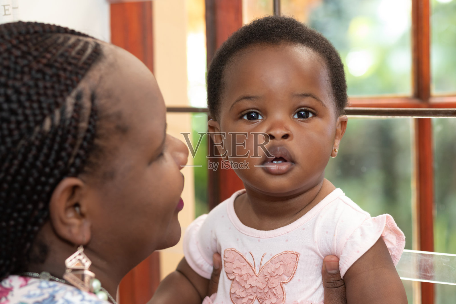 一位黑人母亲抱着她的小女儿的特写肖像照片摄影图片