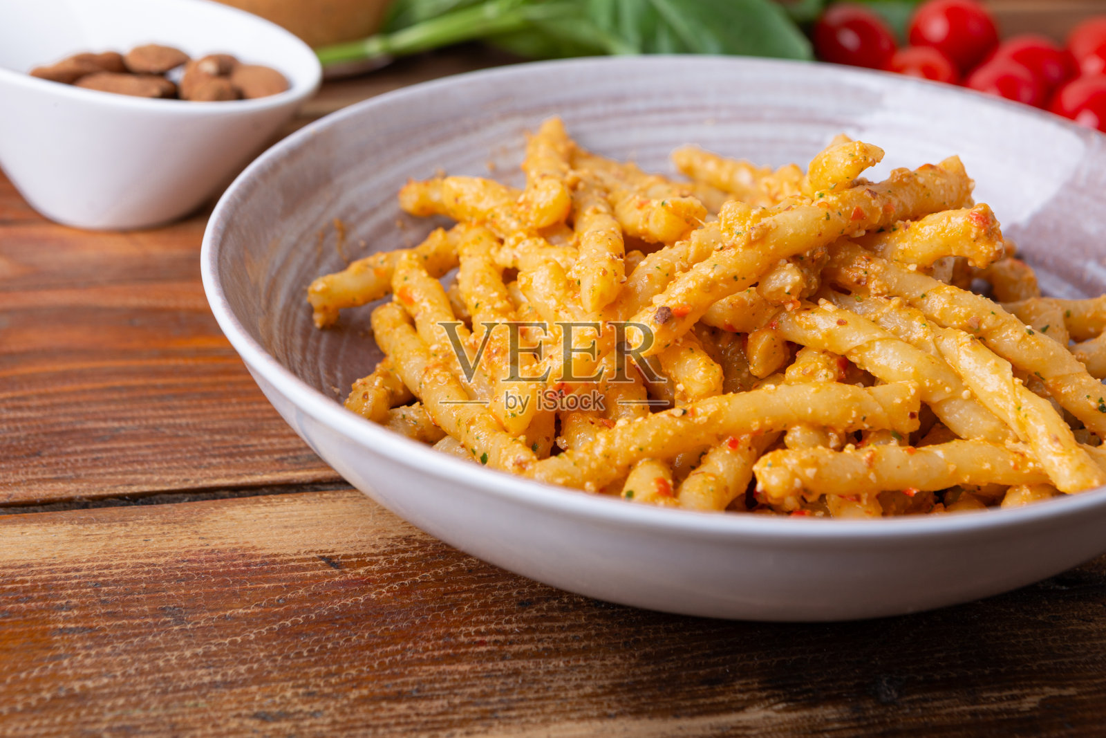 西西里杏仁番茄香蒜沙司意面。典型的西西里岛菜，红香蒜沙司意大利面。照片摄影图片