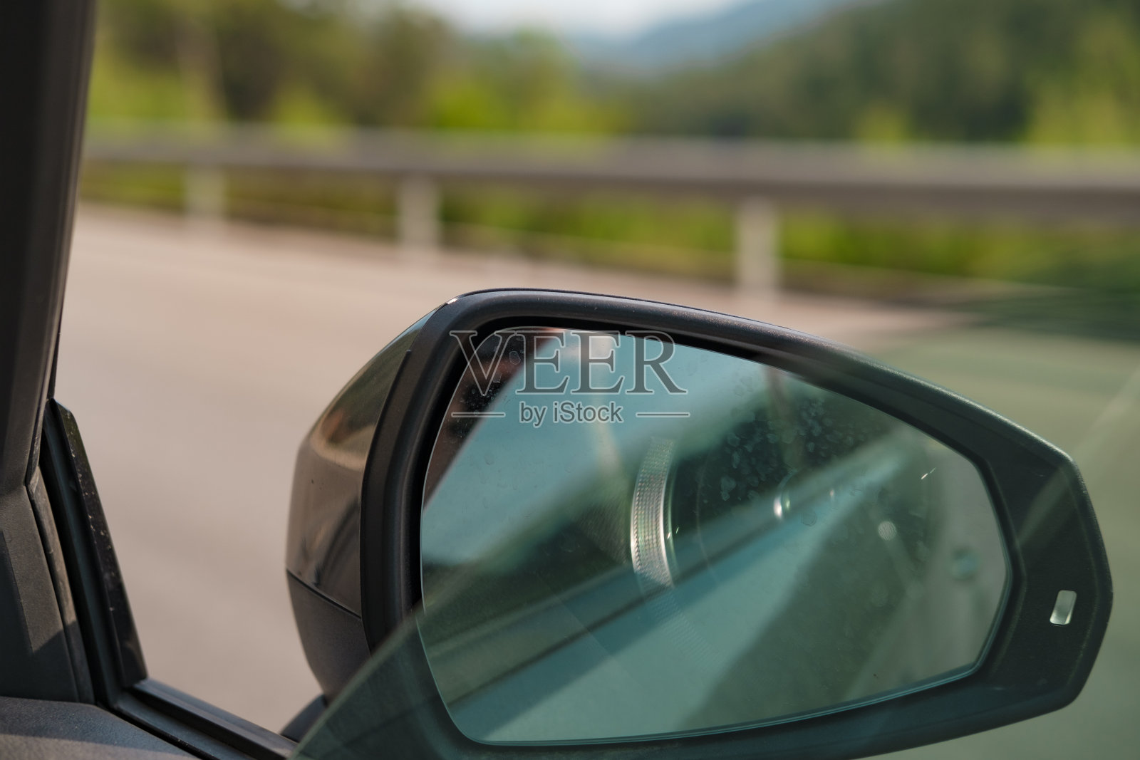 开车旅行，打开车窗操作汽车，在车内通风，暑假快乐，侧视镜照片摄影图片