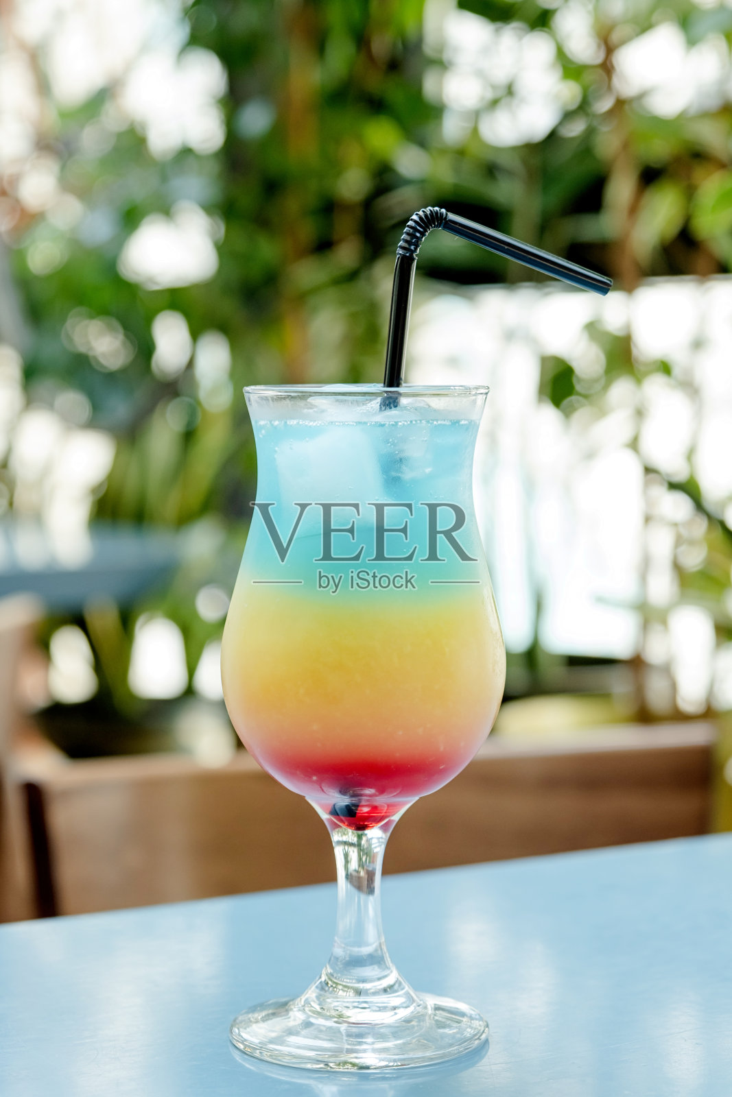 三层清爽的热带鸡尾酒在真正的咖啡馆照片摄影图片