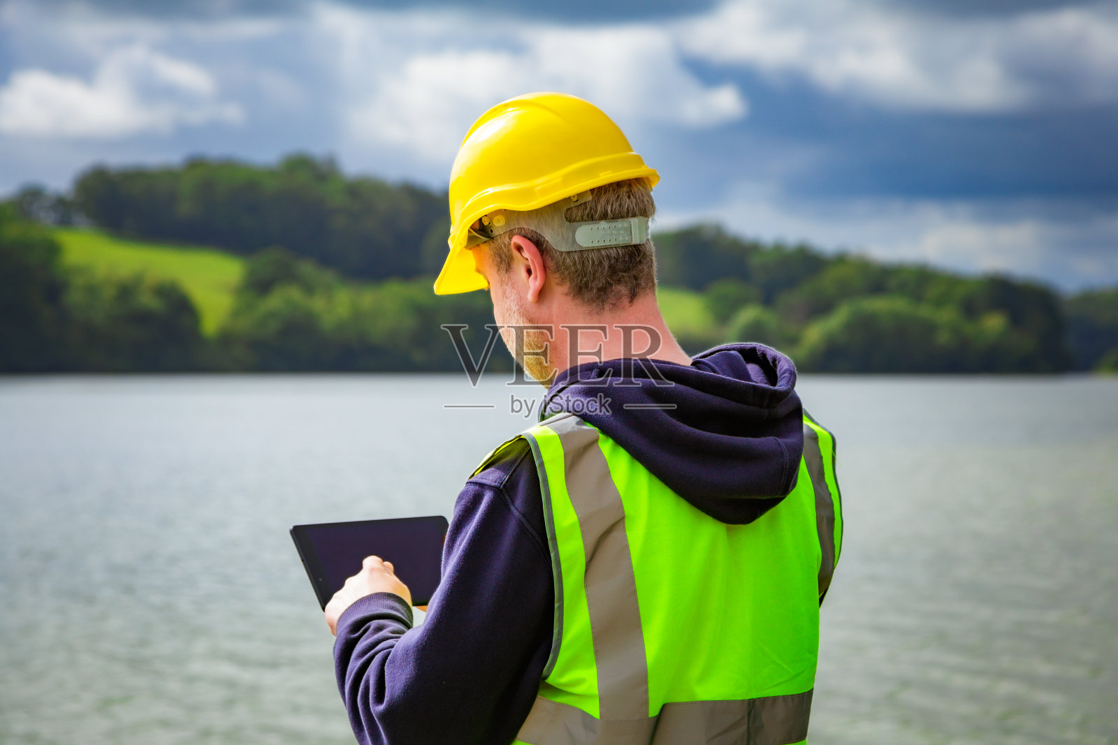 在水库工作的工程师照片摄影图片