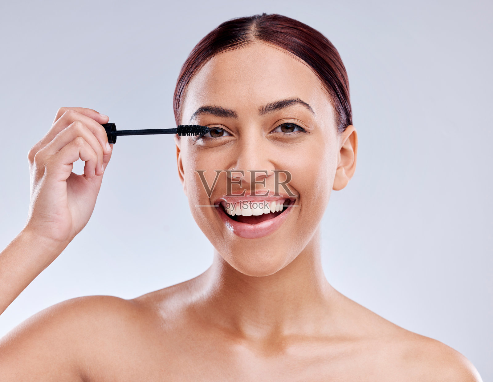 面部、美容和女性用睫毛膏化妆，化妆品和产品刷在眼睛、睫毛和工作室背景。化妆品，肖像和模型与睫毛工具化妆，皮肤病学和自我护理照片摄影图片