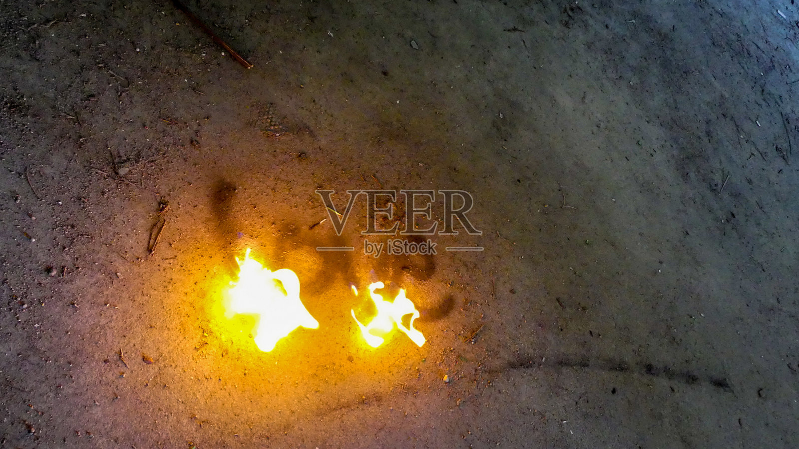 燃烧的铭文爱的背景是一个荒废的地方，污垢和老年。照片摄影图片