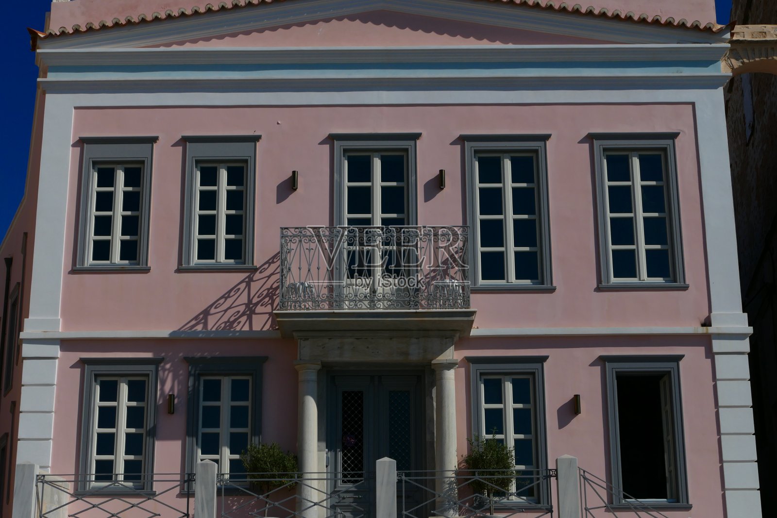 新古典主义建筑的窗户，基克拉迪群岛锡罗斯岛埃尔莫波利斯的Vaporia区照片摄影图片