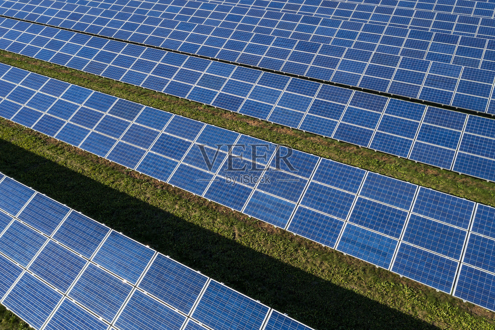 太阳能电池板，鸟瞰图照片摄影图片