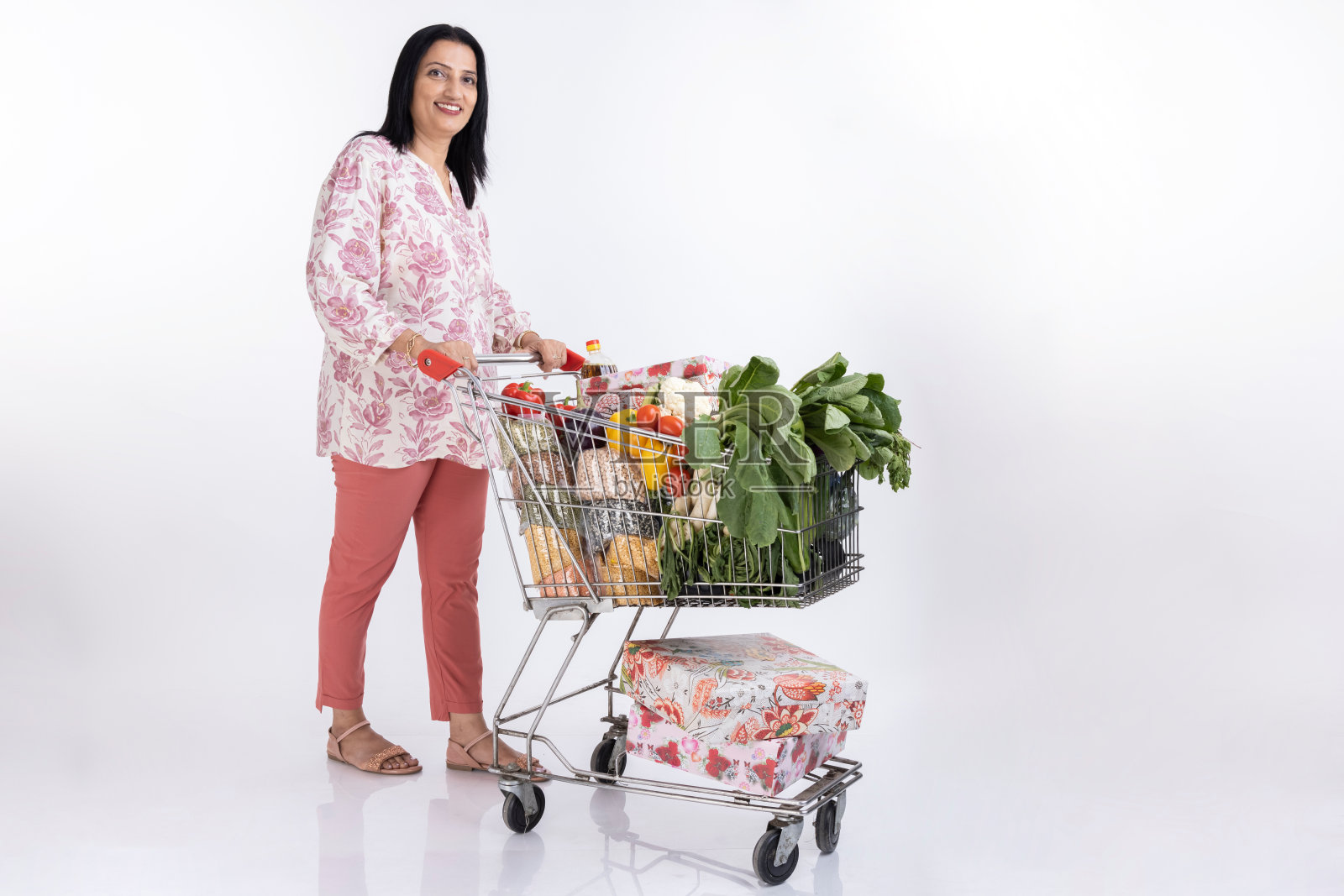 快乐的女人推着购物车照片摄影图片