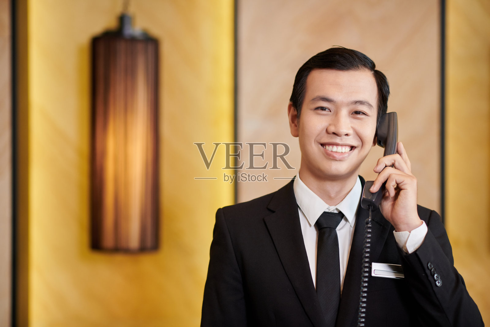 酒店接待员正在打电话照片摄影图片