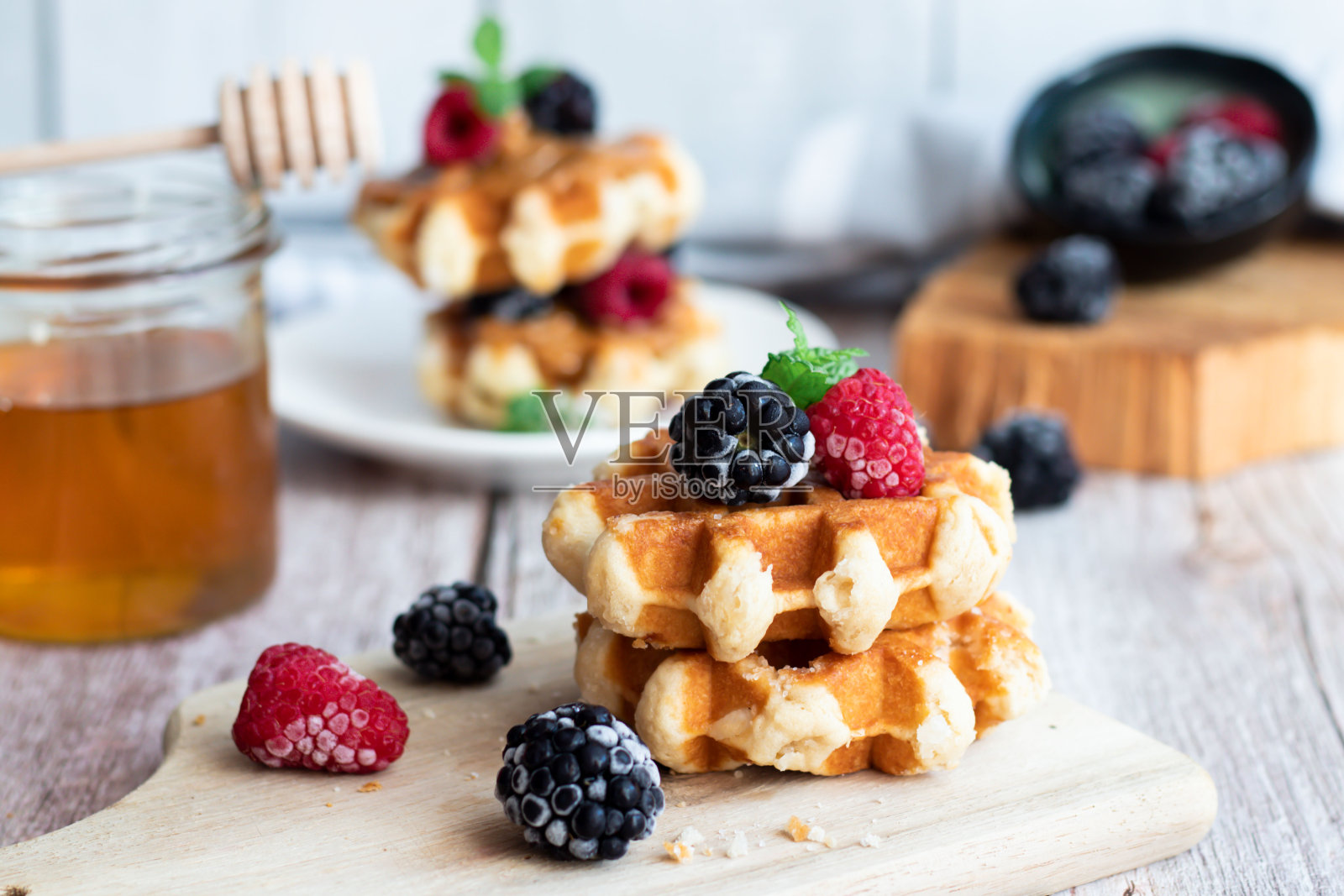 比利时浆果华夫饼。早....木制背景照片摄影图片
