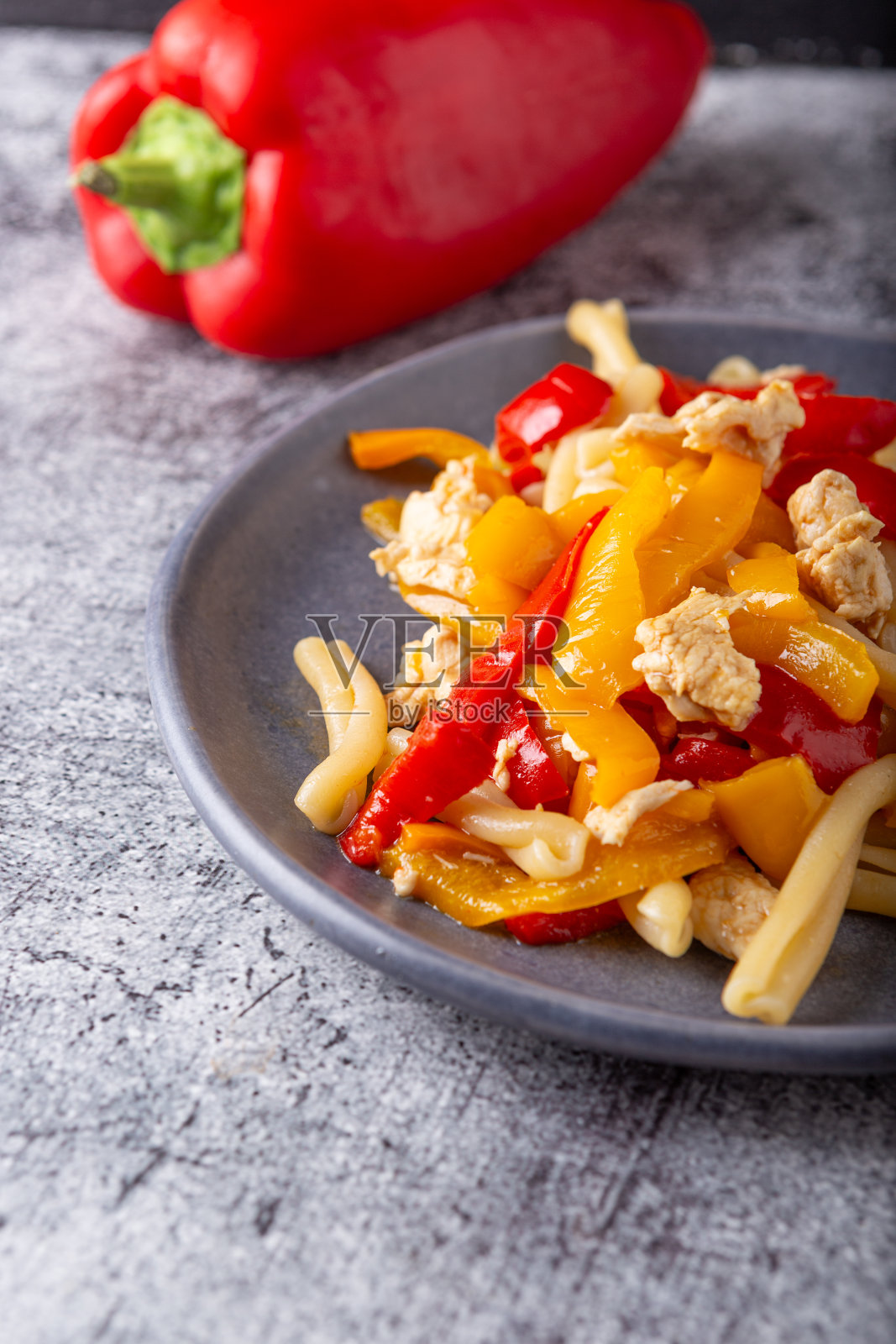 鸡肉和辣椒意大利面。清淡、健康、营养。快速烹饪，适合午餐和晚餐。照片摄影图片