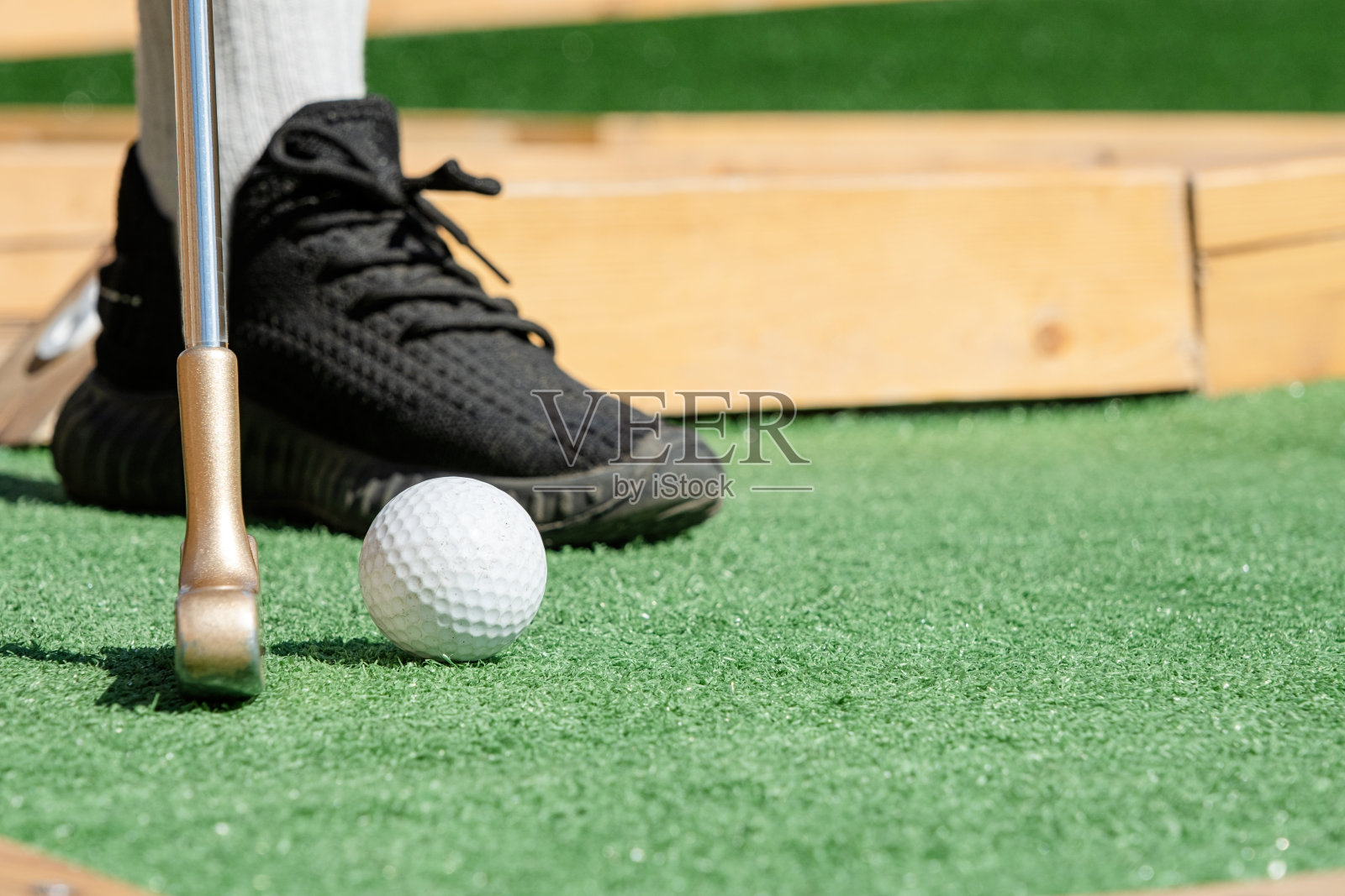 不认识的人在打迷你高尔夫照片摄影图片