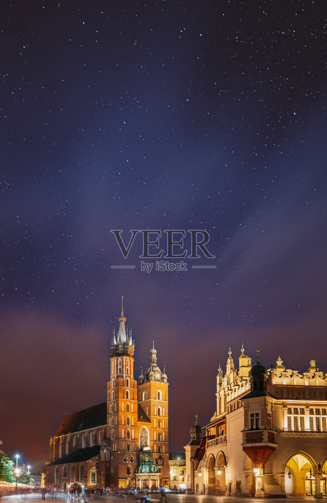 克拉科夫,波兰。圣玛丽大教堂和布堂大楼的夜景。著名的老地标圣母教堂升入天堂。圣玛丽教堂。联合国教科文组织世界遗产照片摄影图片