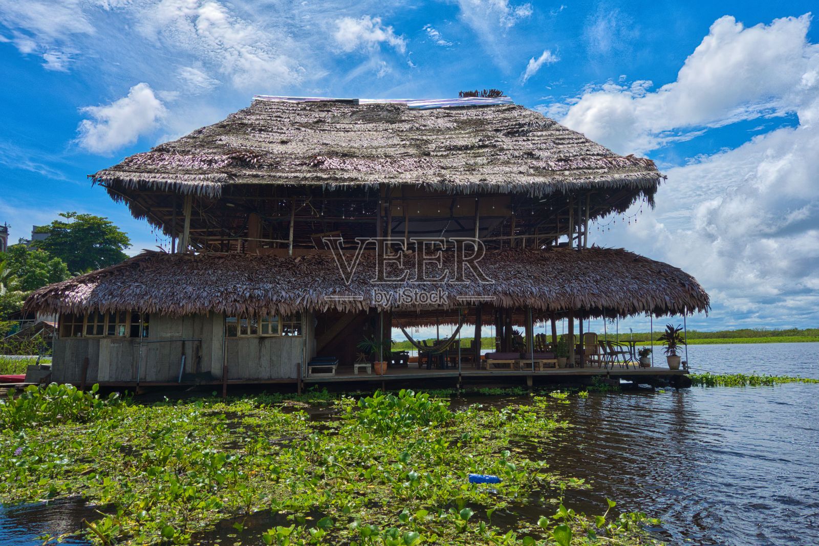 豪华、现代的房子坐落在两根坚固的高跷上:秘鲁伊基托斯，亚马逊照片摄影图片