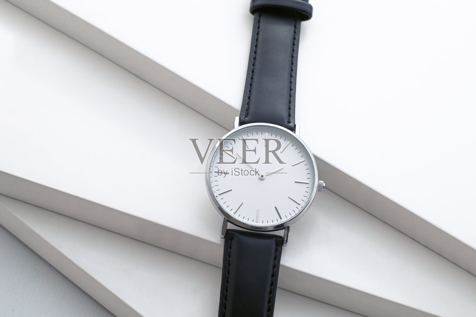 白色办公桌上的棕色和黑色皮革表带手表照片摄影图片