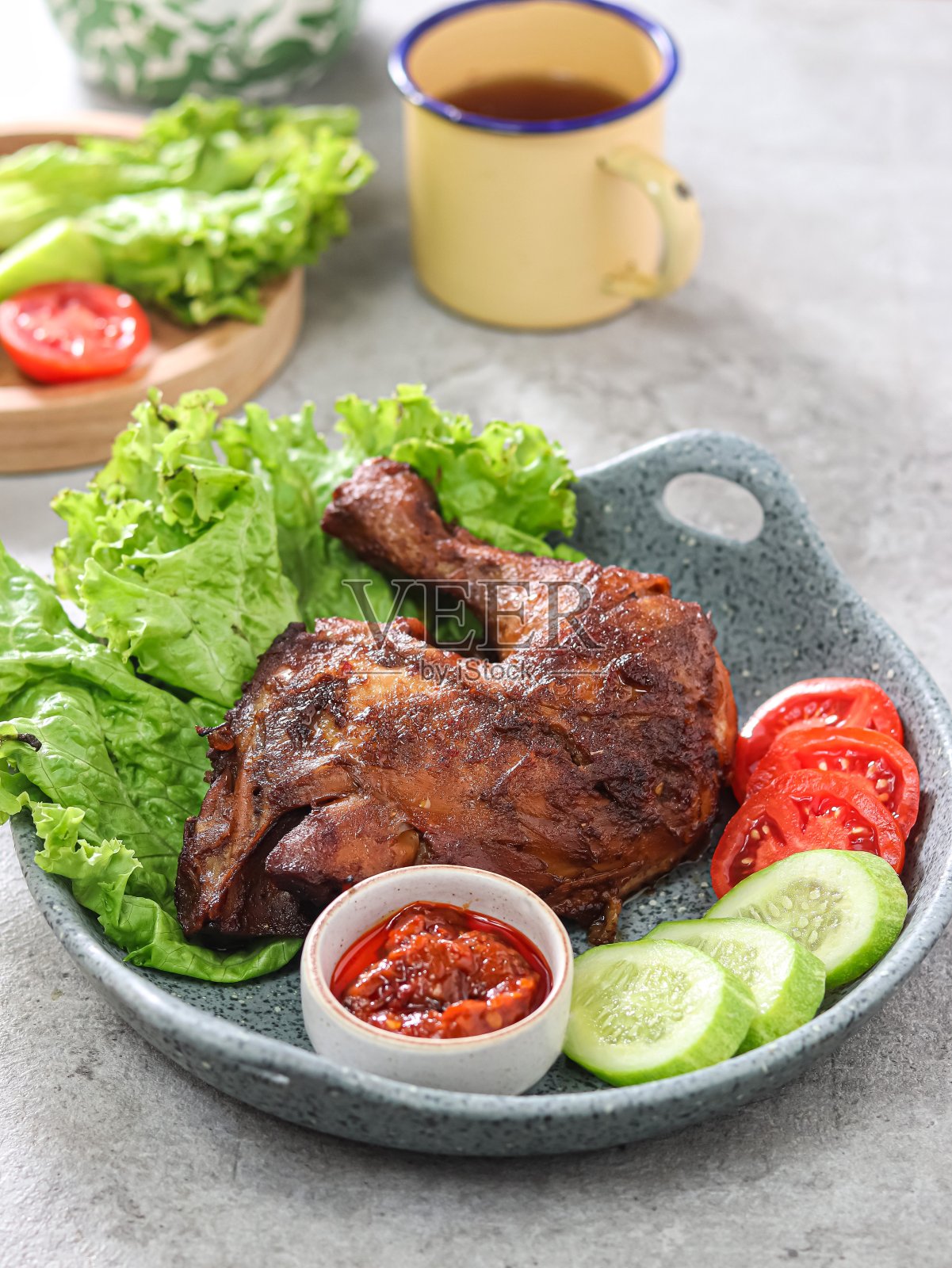 来自印尼的烧鸡配酱油、香草和香料照片摄影图片