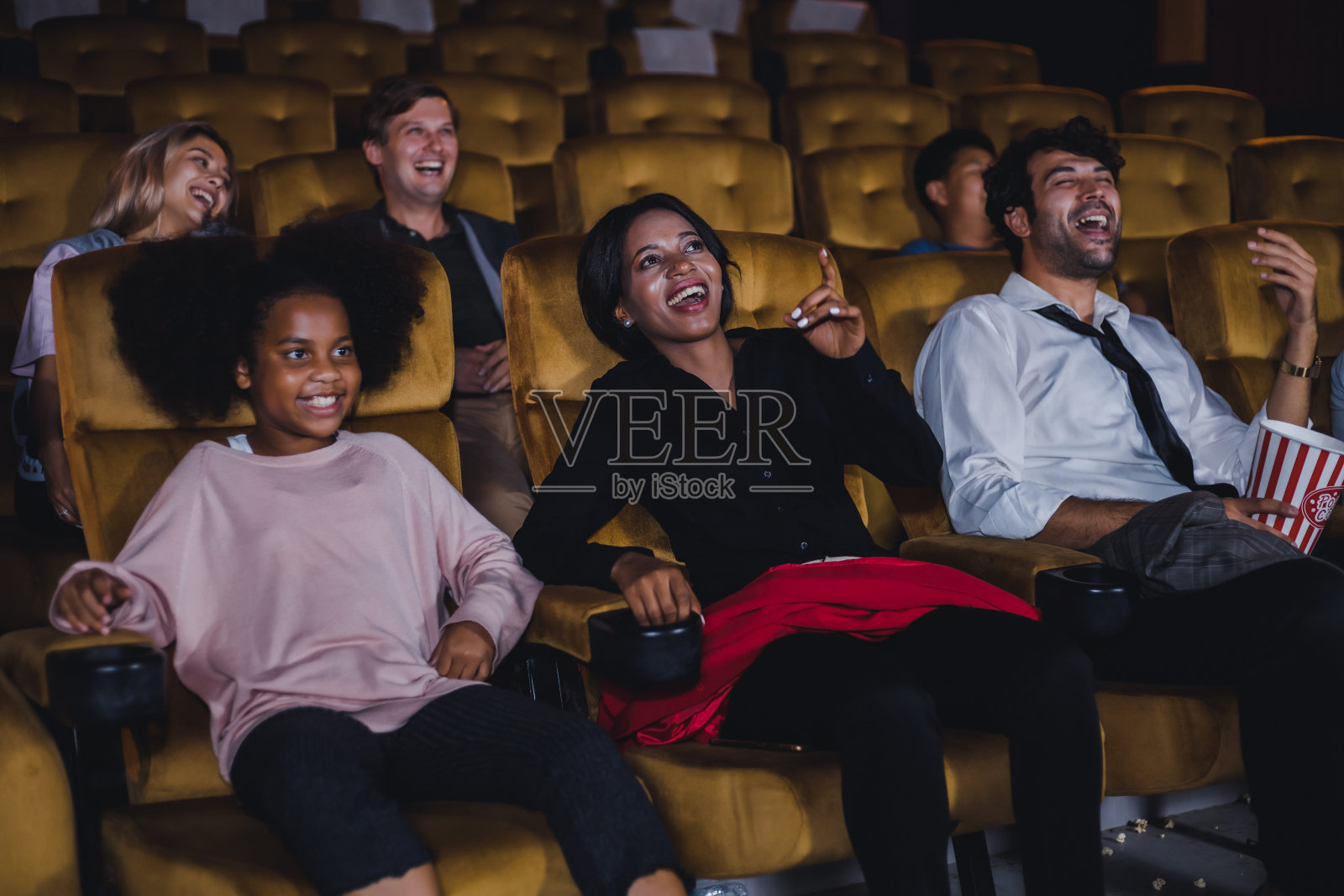 青少年和成人观众群体喜欢这部电影。照片摄影图片