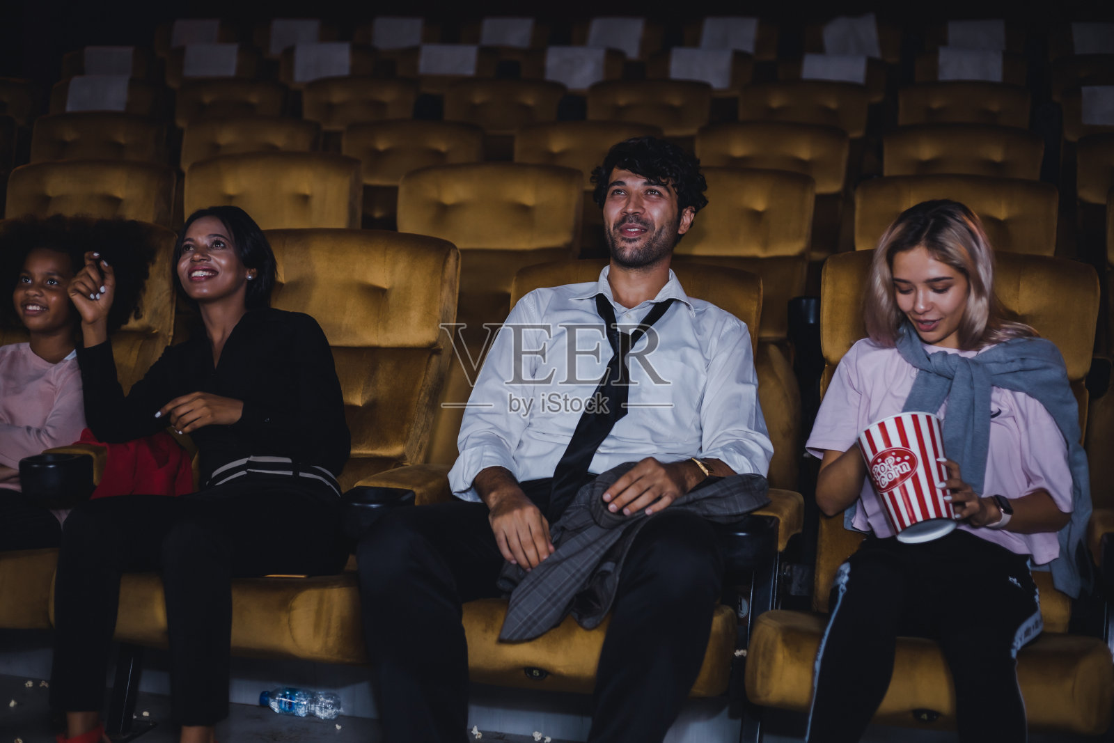 一群观众正在兴高采烈地看电影。照片摄影图片