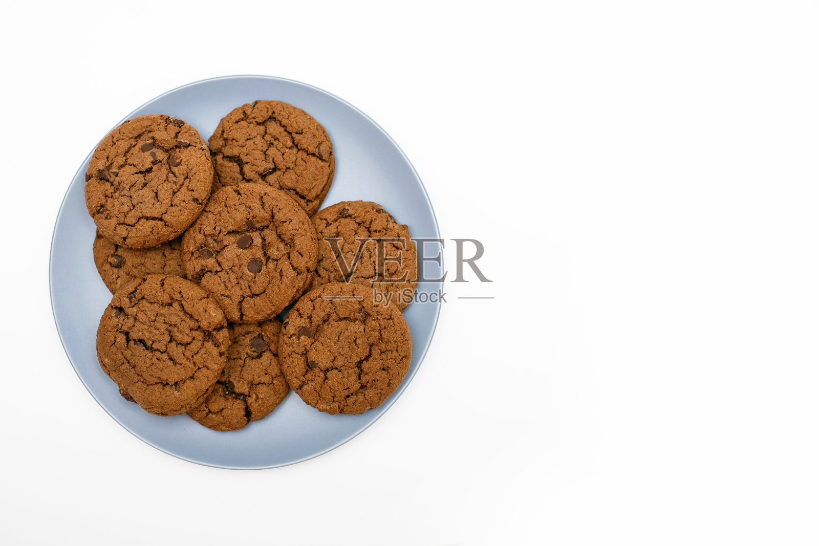 白色背景的盘子里放着巧克力碎饼干照片摄影图片